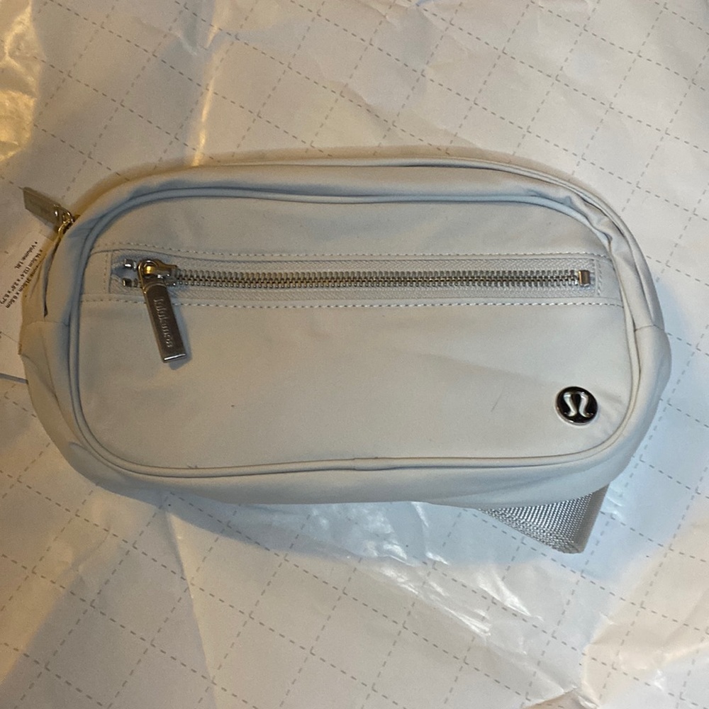 Lululemon wunderlust belt bag in vapor